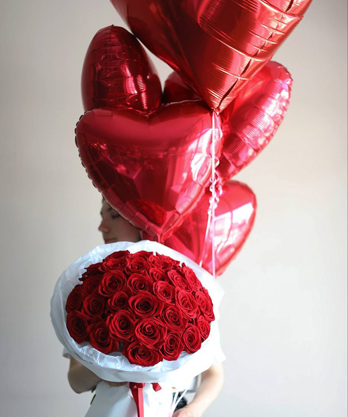 Комбо-набор из красных роз и больших шаров-сердец №9898