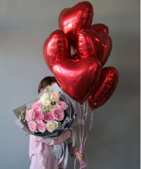 15 пионовидных роз и шары-сердца в наборе "Обаяние" №5930