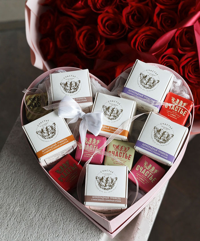 Роскошные розы и сладости 