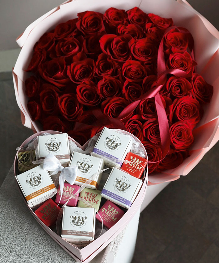 Роскошные розы и сладости 