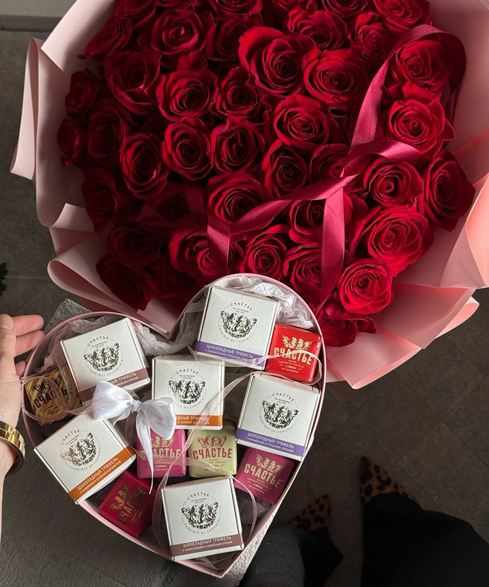 Роскошные розы и сладости 