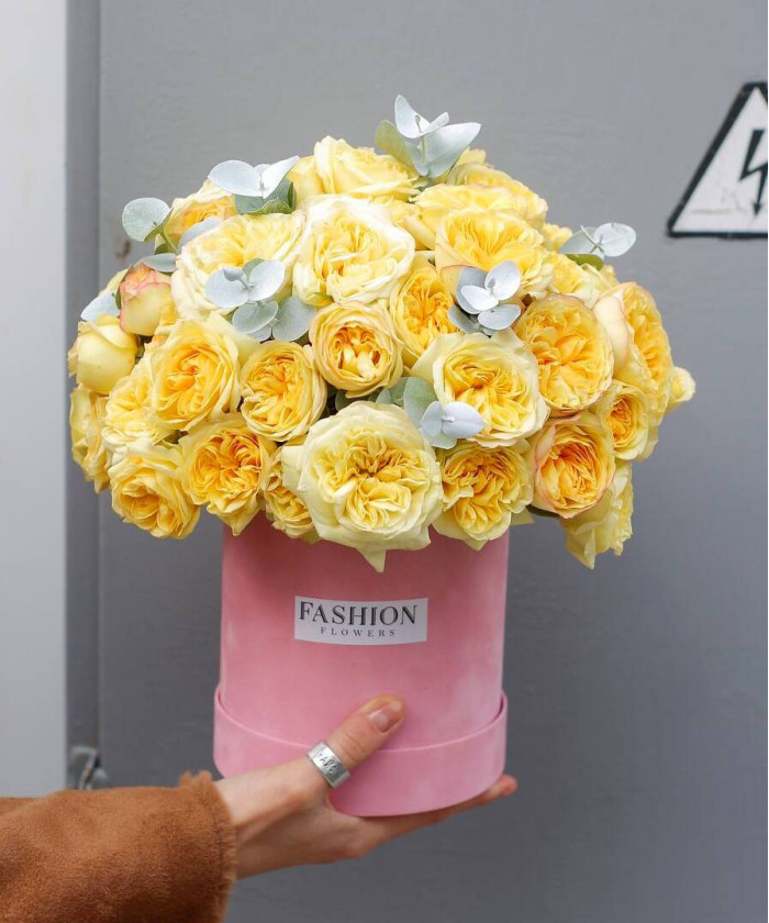 Пионовидные лимонные розы в бархатном боксе №8030
