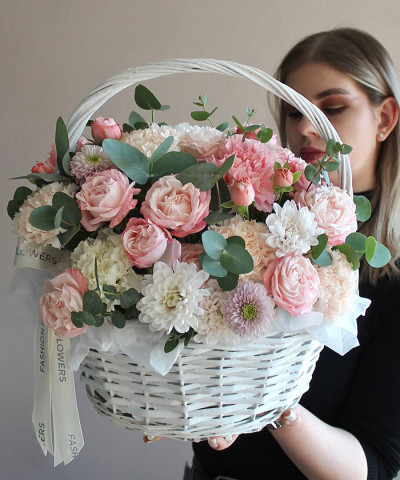 "Сливочное небо" корзина с сезонным составом в нежных оттенках №8764