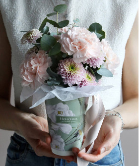 "Мамочке" сезонные цветы в крафт-стакане №6345