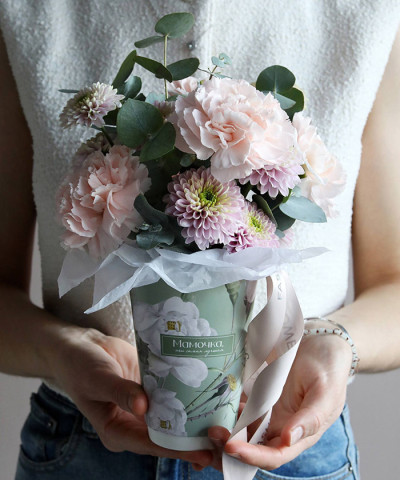 "Мамочке" сезонные цветы в крафт-стакане №6345