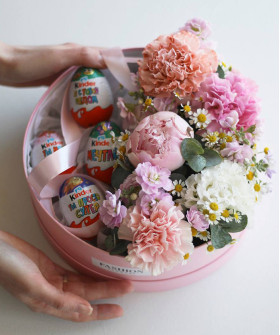 "Тот самый сюрприз" коробка с цветами и киндер-сюрпризами №4654