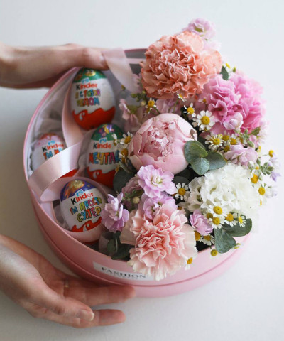 "Тот самый сюрприз" коробка с цветами и киндер-сюрпризами №4654