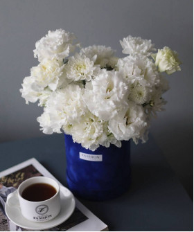 Шляпная коробка с белой эустомой и хризантемой "Звёздная ночь" №6996