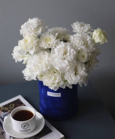 Шляпная коробка с белой эустомой и хризантемой "Звёздная ночь" №6996