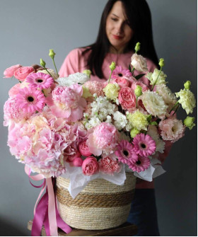 Авторская корзина с пионами, гортензией и сезонными цветами "в розовом" №3200