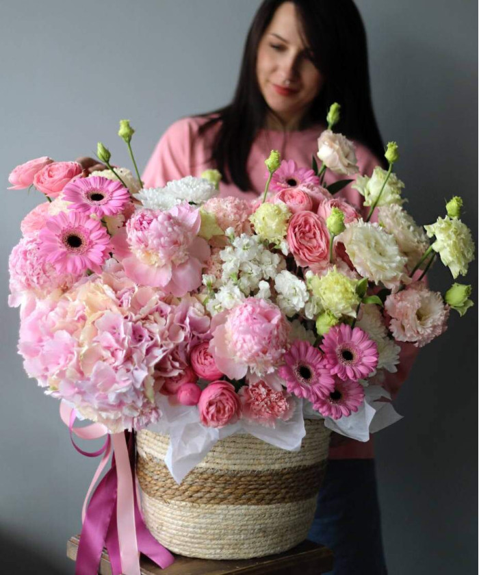 Авторская корзина с пионами, гортензией и сезонными цветами 
