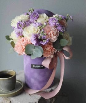 Фиалковая маттиола с розами и диантусами в бархатной шляпной коробке №8065