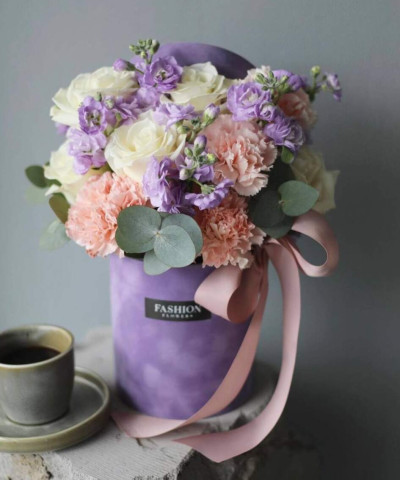 Фиалковая маттиола с розами и диантусами в бархатной шляпной коробке №8065