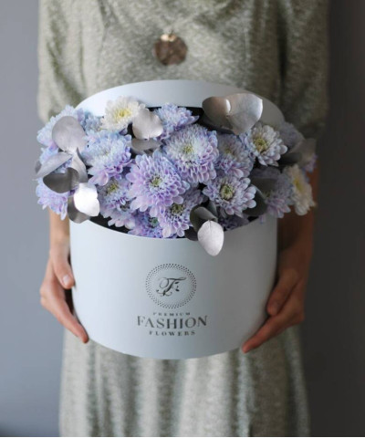 "Самой прекрасной" шляпная коробка с черничной хризантемой и эвкалиптом №5532