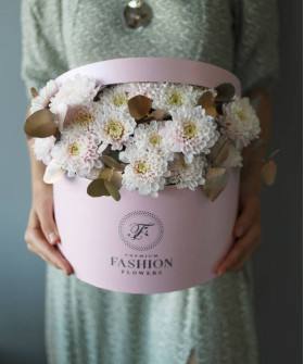 "Самой красивой" хризантемы пинк с эвкалиптом в шляпной коробке №6422