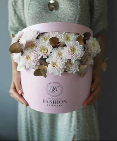 "Самой красивой" хризантемы пинк с эвкалиптом в шляпной коробке №6422