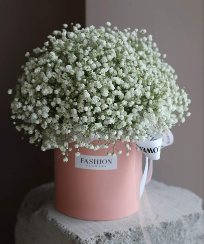 Белая гипсофила в шляпной коробке 