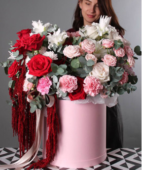 "Сладкая вишня" красные розы в авторской композиции №4788