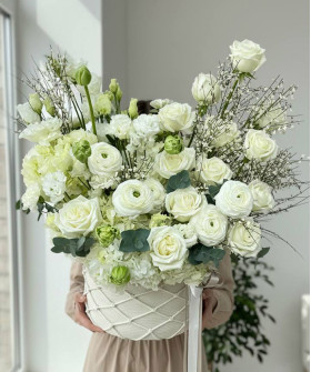 "Белое Совершенство" Авторская корзина с цветами в белых оттенках №9575