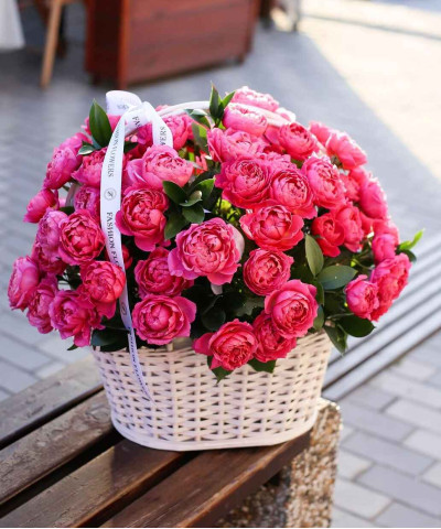 Малиновая пионовидная кустовая роза Джульетта цериз в корзине №3650