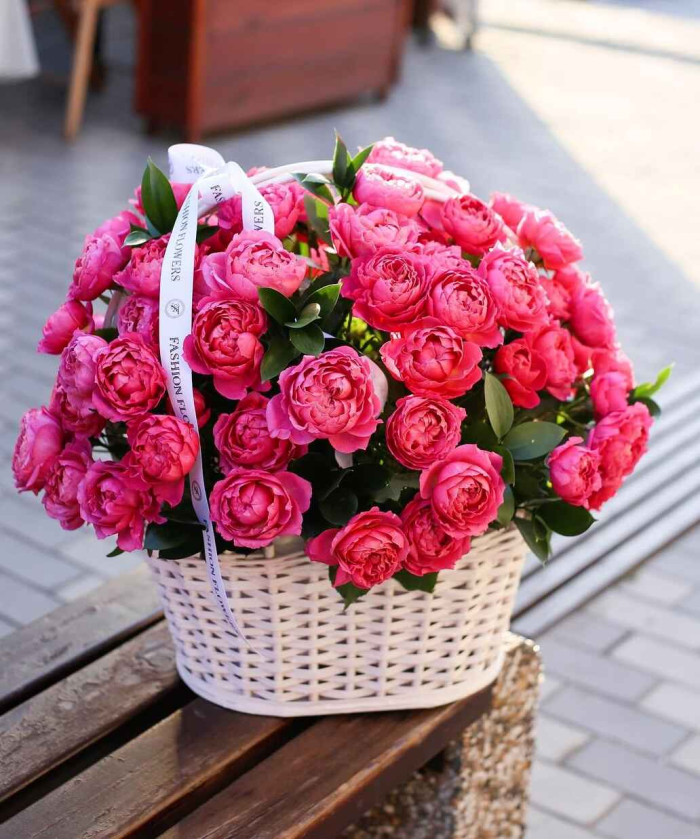 Малиновая пионовидная кустовая роза Джульетта цериз в корзине №3650