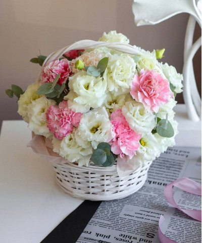 Эустома и диантусы с эвкалиптом в корзине №3260