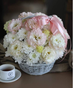 Эустома и хризантема в корзине "Зефир" №2800