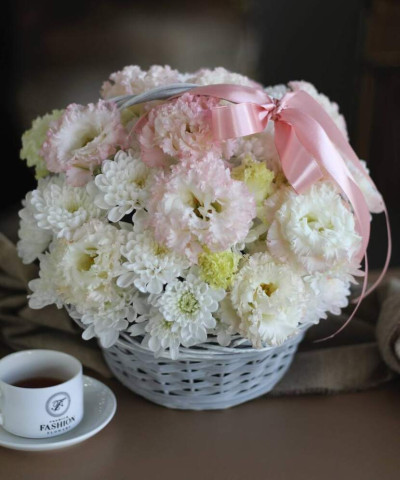 Эустома и хризантема в корзине "Зефир" №2800