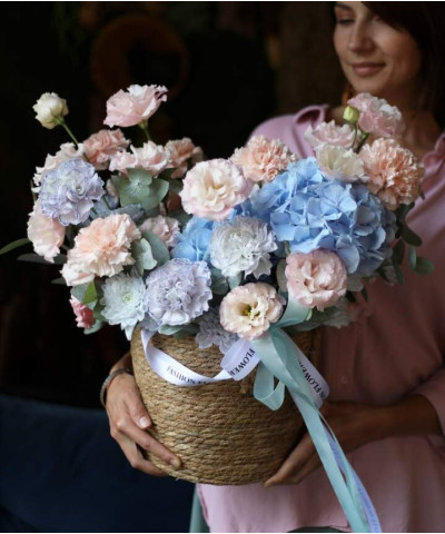 Авторская корзина с голубой гортензией "Лавли" №6984