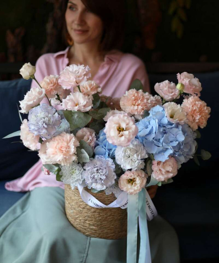 Авторская корзина с голубой гортензией 