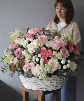 "Прекрасные чувства" Авторская корзина с сезонными цветами №4569
