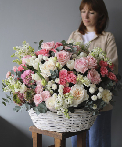 "Прекрасные чувства" Авторская корзина с сезонными цветами №4569