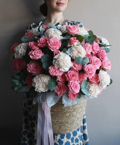 Розовые розы и диантусы в плетёной корзине "Сэнди" №7543