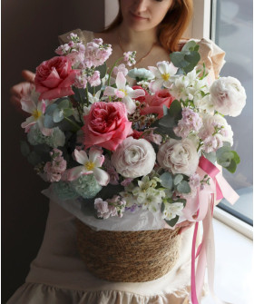 "Весенняя история" авторская композиция с сезонными цветами №5698