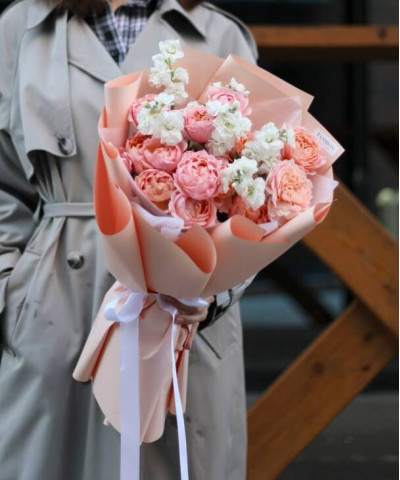 3 пионовидные розы Джульетта и белая маттиола в букете "Вельвет" №3420