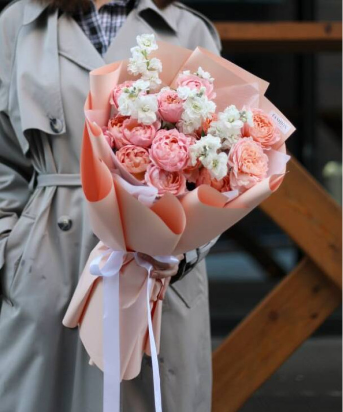 3 пионовидные розы Джульетта и белая маттиола в букете 