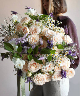 Охапка кремовых кустовых роз с добавлением весенних цветов №5576
