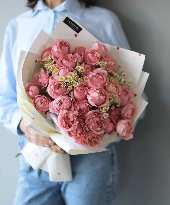 Ромашки и пионовидные розы Джульетта в букете 