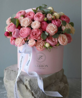 Кустовые розы с эвкалиптом в шляпной коробке "Джейн" №4634