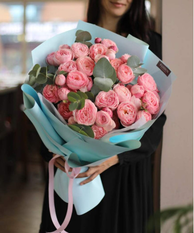 7 пионовидных розовых кустовых роз Сильва пинк с эвкалиптом №4509
