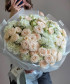 Сливочные кустовые розы и белые диантусы в букете 