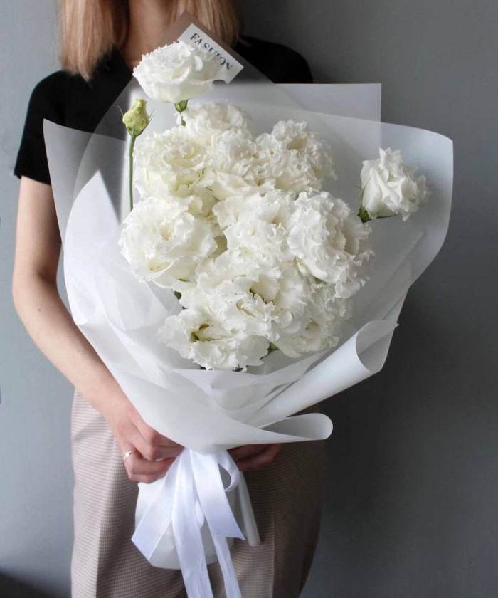 7 белой эустомы в букете 
