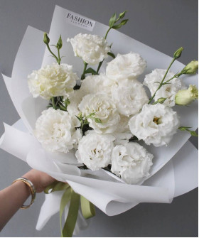 7 белой эустомы в букете "Саяна" №2846