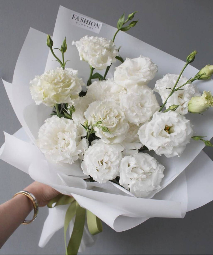 7 белой эустомы в букете 