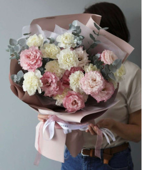 Розовая эустома и диантусы с эвкалиптом в букете "Алисса" №6467