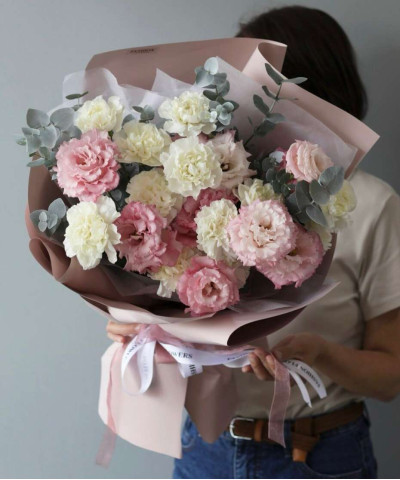 Розовая эустома и диантусы с эвкалиптом в букете "Алисса" №6467