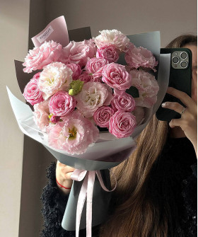 Розовая эустома и кустовая роза в букете "Трепет" №5664