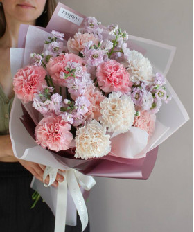 Маттиола и диантусы в букете "Отражение любви" №4753