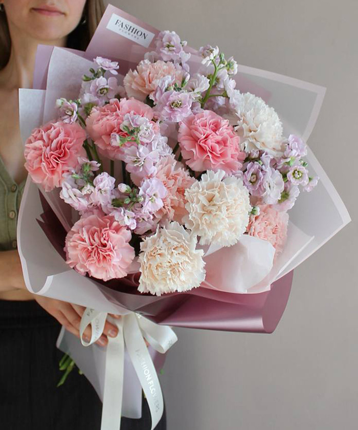 Маттиола и диантусы в букете 