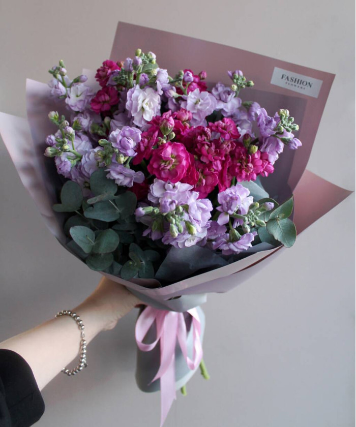 7 веток кустовой маттиолы с эвкалиптом в букете 